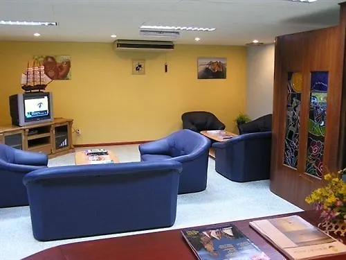 **  Отель Borneo Global Backpackers Кота-Кинабалу Малайзия